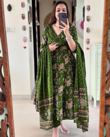 Effortlessly Elegant in Emerald Green